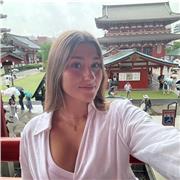 Me defino como una chica alegre y paciente. Tengo afinidad con los niños y me gusta hacer actividades con ellos.