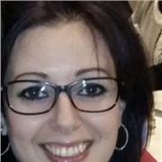 Diplomata in canto presso ABRSM Londra, diplomata in Musicoterapia e Cantoterapia, insegna tecnica vocale, respirazione e postura, fisiologia della voce, interpretazione per canto pop e classico