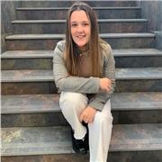 Profesora de apoyo ofrece clases particulares para niños.