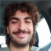 Studente di scienze naturali impartisce lezioni di varie materie a studenti dalle scuole elementari fino alle superiori