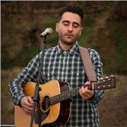 Guitarrista y bajista con 15 años de experiencia da clases de guitarra acústica/española/eléctrica y de bajo eléctrico