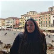 Ragazza universitaria offre aiuto compiti a ragazzi delle scuole elementari e medie