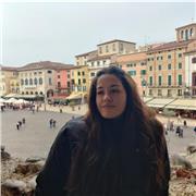 Ragazza universitaria offre aiuto compiti a ragazzi delle scuole elementari e medie