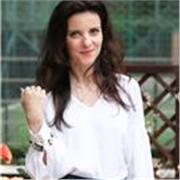 Insegnante inglese con 22 anni di esperienza, conoscente anche della lingua italiana, ora lavoro in una scuola privata, ma ho lavorato anche come trainer per companie