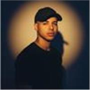 Diseñador grafico, estudiante de administración y fotógrafo