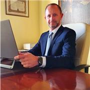 Avvocato impartisce lezioni online in diritto