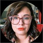 Professeure des écoles dans une école primaire, je donne des cours de soutien en français et mathématiques.