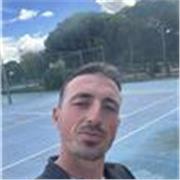 Entrenador de tenis ofrece clases grupales