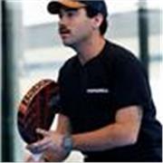 Profesor titulado con 9 años de experiencia en el mundo del padel, lleva tu táctica y técnica al siguiente nivel, con una sonrisa