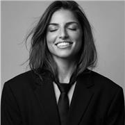 Profesional de marketing con 5+ años de experiencia en agencia: estrategia, social ads, contenido y partnerships.