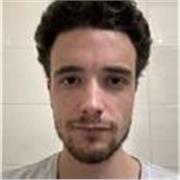 Profesor de inglés que imparte clases a niños de todas las edades