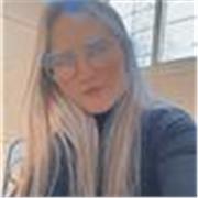 Profesora de inglés imparte clases a todos los niños