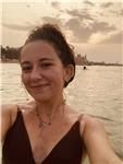 Diplomata in ragioneria indirizzo relazioni internazionali. laureata in scienze naturali. attualmente studentessa magistrale in biologia marina