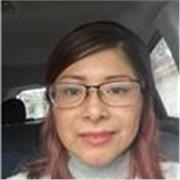 Profesora de inglés imparte clases a niños de 6 a 15 años