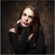 Profesora de maquillaje y cuidado de la piel con más de 10 años de experiencia.
