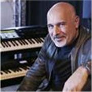 Pianista diplomato, con esperienza trentennale di palco, e insegnamento nelle scuole, per lezioni private in presenza a Milano.