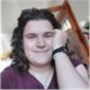 Ragazza da ripetizioni di inglese ai ragazzi delle medie e delle elementari