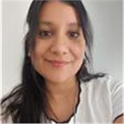 Profesora de Lengua y Literatura imparte clases a estudiantes de nivel primario y secundario