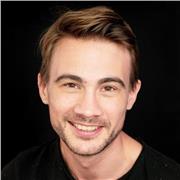 Englischlehrer mit fast einem Jahrzehnt Erfahrung im Unterrichten von Kindern und Erwachsenen aller Altersgruppen