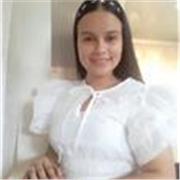 Profesora de Español imparte clases a niños de todas las edades