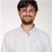 Profesor joven con experiencia en la enseñanza imparte clases de historia y geografía para alumnos de secundaria y bachillerato.