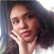 Profesora de matemáticas básicas dicta refuerzos a niños entre primaria y bachillerato