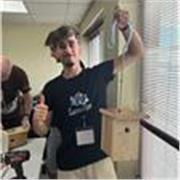 Graduado en Biología, con amplios conocimientos en la materia y otros campos relevantes.