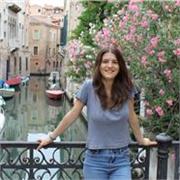 Madrelingua Italiana e Inglese, offre lezioni in diverse materie
