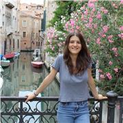 Madrelingua Italiana e Inglese, offre lezioni in diverse materie