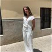 Chica joven con gran formación de Inglés, gran desenvoltura al hablar y un C1 oficial. Me siento muy cómoda con los niños.