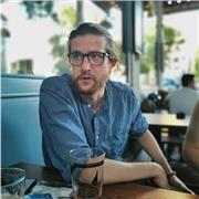 Professeur particulier donne des cours pour apprendre à dessiner ou perfectionner des bases déjà acquis par l'étudiant