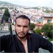 Profesor de artes imparte clases a todas las edades