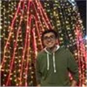 Estudiante de Ingeniería Mecánica da clases a estudiantes de forma remota (virtual)