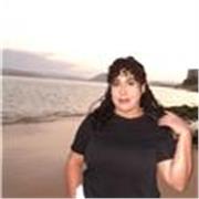 Chica joven apta para enseñar y antender a niños pequeños.