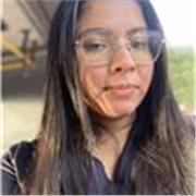 Professora de português, corrigindo redação on-line e ajudando na melhor escrita