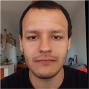 Docente de ingles intentando inculcar lengua universal a alumnos de todas edades