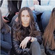 Studentessa di economia dà ripetizioni di matematica per studenti di scuole medie e superiori