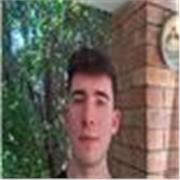 Estudiante con nivel avanzado de inglés con una gran capacidad para enseñar de manera dinámica.