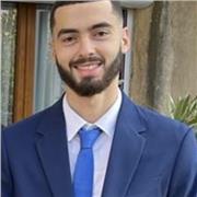 Professeur particulier donnant des cours de français à des élèves de primaire ou collège