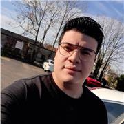 Profesor de Física imparte clases a estudiantes de todas las edades