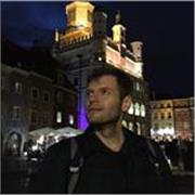Pozytywny gość pomagający w praktycznym rozumieniu angielskiego, jak i skupiający się na poprawnej wymowie podczas konwersacji 😉