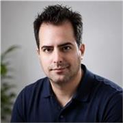 Profesor de informática para adultos y mayores en Madrid, especializado en tecnología práctica y uso cotidiano