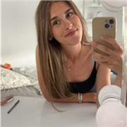 15 Jährige Schülerin, die bis zur neunten Klasse unterrichtet