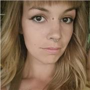 Profesora con la licenciatura en Arte Dramático.  Monitora y animadora en grupos scouts y trabajando en ludotecas y restaurantes.