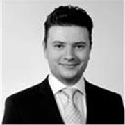 Estudiante de medicina para clases de repaso de ciencias básicas (matemáticas, física, química, biología)