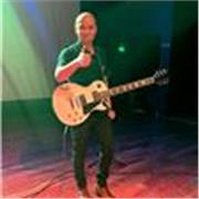 Profesor de música, con especialidad en guitarra, bajo eléctrico, ukelele y piano