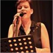 Insegnante di canto, tecnica vocale, armonia, presenza scenica, musical. In presenza o online