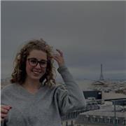 Studentessa del Liceo delle Scienze Studentessa del Liceo delle Scienze Applicate aiuta studenti delle medie con studio e compiti