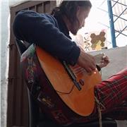 Profesor de música imparte clases de iniciación para todas las edades