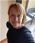 Profesora de ingles imparte clases a adultos y niños